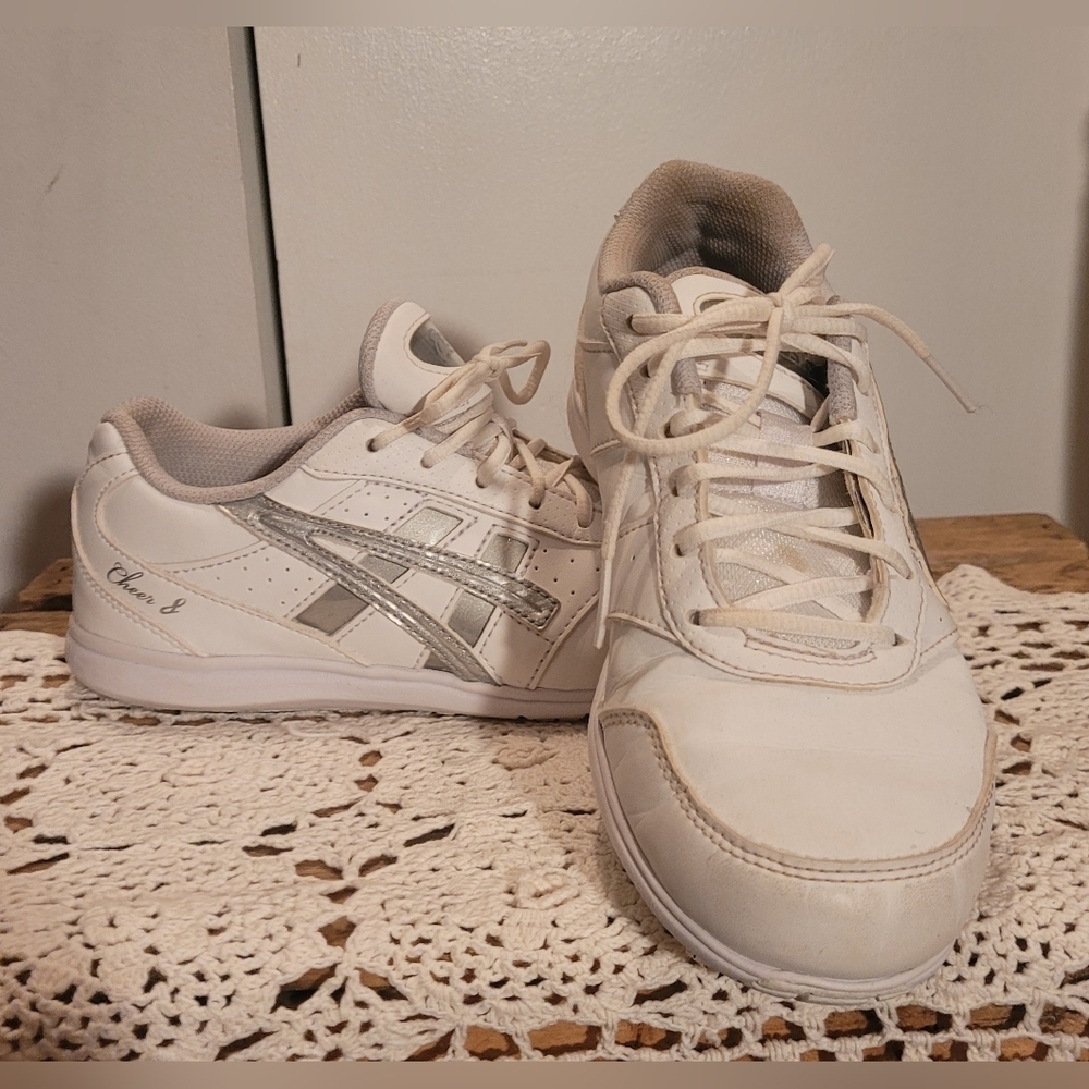 Asics white "Cheer 8" sneakers Sz.5